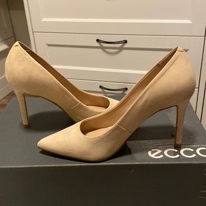 Size 6 womens heel’s